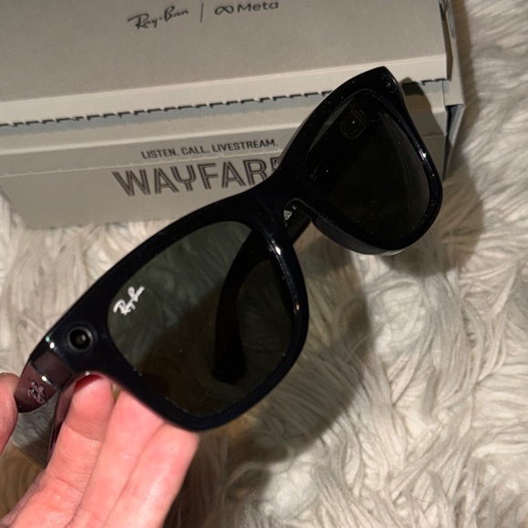 Ray-Ban Black meta Wayfarer with Tan charging Case - Picture 7 of 7